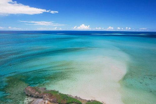伊良部島の宮古ブルーの海と白砂浜：沖縄の絶景リゾート