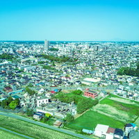 古河市ドローン練習場の空撮、住宅街と田園地帯の写真