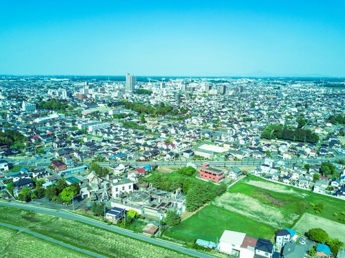古河市ドローン練習場の空撮、住宅街と田園地帯