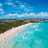 渡口の浜を空撮した宮古ブルーの透明度の高い海岸の写真