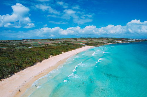 渡口の浜を空撮した宮古ブルーの透明度の高い海岸