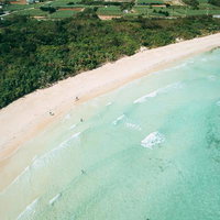 沖縄の渡口の浜を空撮、透明な海と白砂のビーチ、伊良部島の絶景の写真