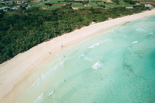 沖縄の渡口の浜を空撮、透明な海と白砂のビーチ、伊良部島の絶景