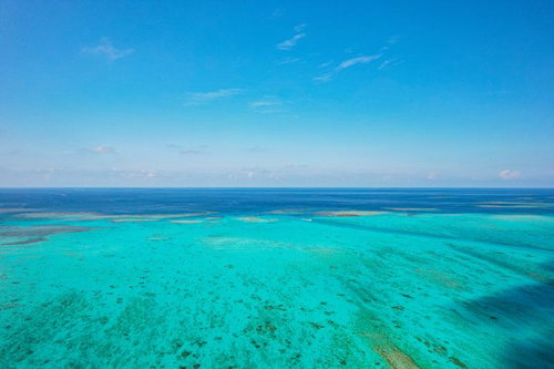 池間大橋近くの透明度高い宮古ブルーの海を空撮で撮影