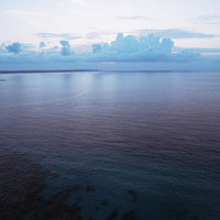 砂山ビーチからの夕暮れ時の海と雲－宮古島の夕焼けの写真