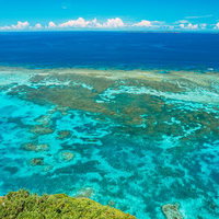 コバルトブルーの海に浮かぶ岩礁の伊良部島空撮の写真