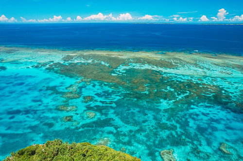 コバルトブルーの海に浮かぶ岩礁の伊良部島空撮