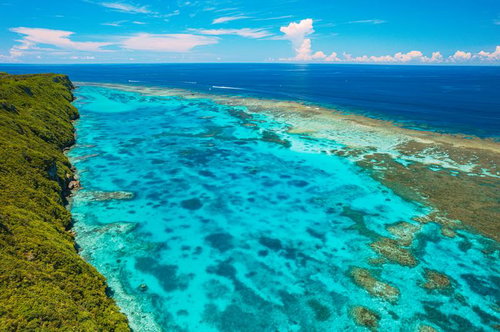 伊良部島の三角点からの断崖絶壁と宮古ブルーの海岸