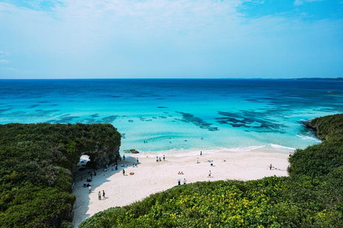 2023年夏の砂山ビーチの海水浴場の様子（宮古島）