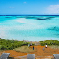池間大橋駐車場からの空撮で見る宮古ブルーの海の写真