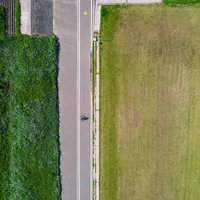 直方北九州自転車道を走る自転車の様子を空撮の写真