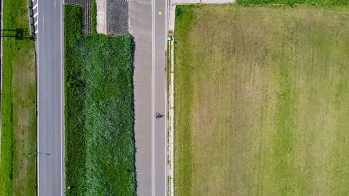 直方北九州自転車道を走る自転車の様子を空撮