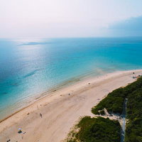 晴天の前浜ビーチを見下ろす宮古島の海岸線の写真