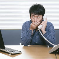 DMCAに基づいて削除を申し立てるオフィスの男性の写真