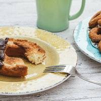 白い皿に置かれた食べかけのチョコレートドーナッツの写真
