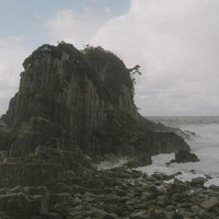 鉾島の越前海岸にそびえたつ柱状節理の写真