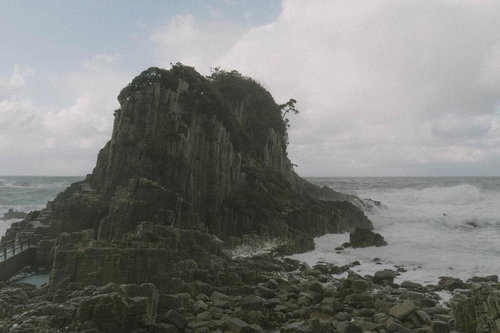 鉾島の越前海岸にそびえたつ柱状節理
