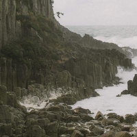 鉾島の岩場に集まる荒波の写真