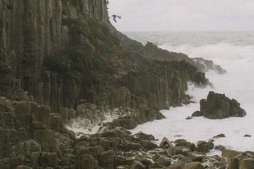 鉾島の岩場に集まる荒波