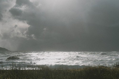 暗雲と光のコントラストが美しい冬の日本海