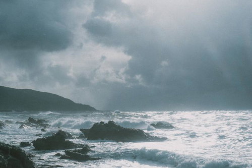 自然の力強さを感じる荒れた日本海と海岸線