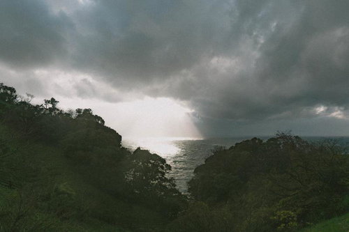 雲間から差し込む光が輝く冬の日本海