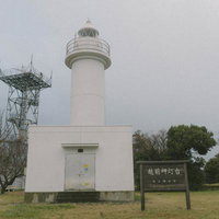 白亜の越前岬灯台と冬の寒空の写真