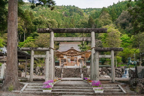 日本でも唯一無二の伊香式鳥居と奥に見える伊香具神社本殿