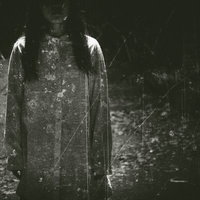 ホラー系コンテンツに使いやすいノイズ処理の若い女性の写真