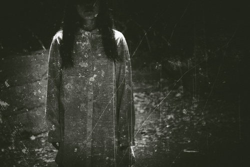 ホラー系コンテンツに使いやすいノイズ処理の若い女性