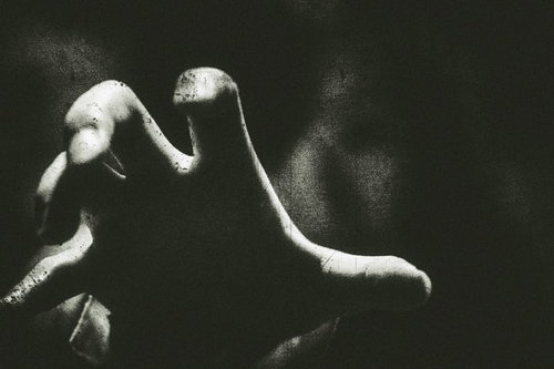 暗闇で追手に追跡される不気味な人影、ノイズの効いたホラー