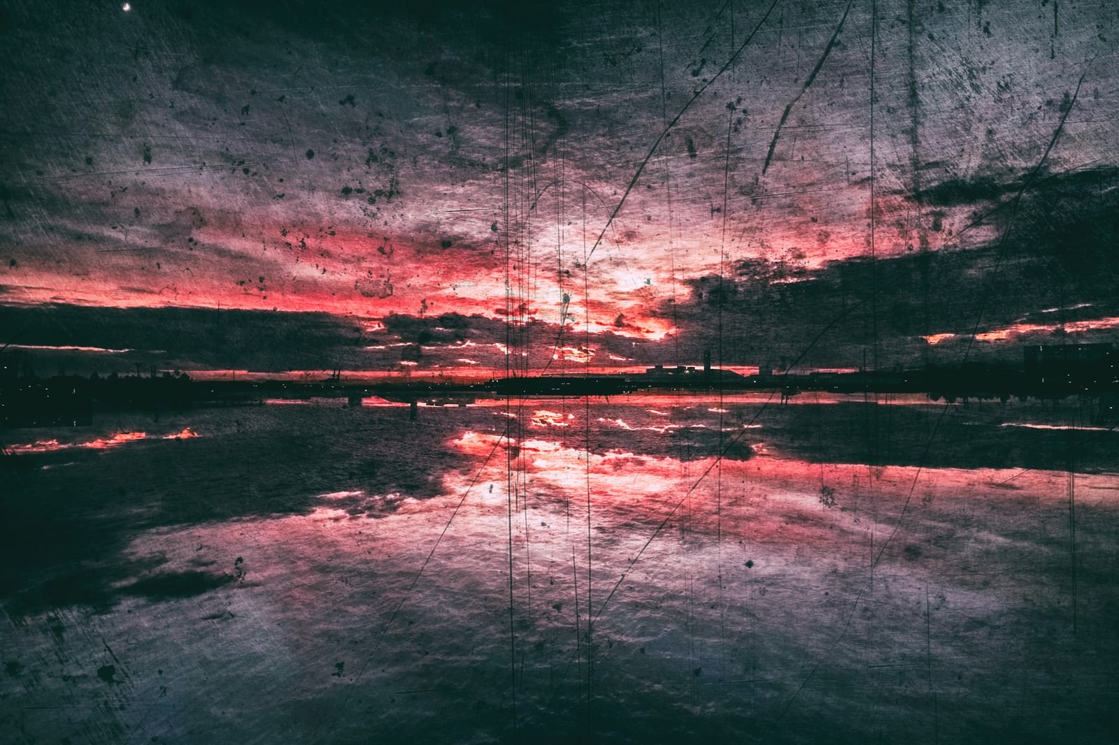 夕焼けが反射する水面のノイズ加工写真