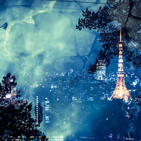 夜景に浮かぶ東京タワーと石畳の街並みのライトアップ夜間風景の写真