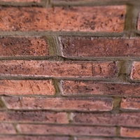 古く風化したレンガブロック積みの壁面テクスチャーの写真