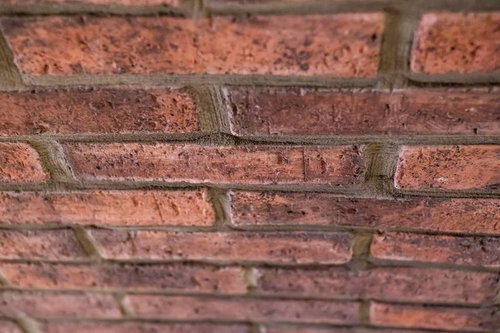 古く風化したレンガブロック積みの壁面テクスチャー