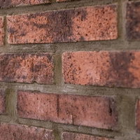赤茶色に劣化した古いレンガの外壁のテクスチャーの写真