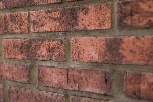 赤茶色に劣化した古いレンガの外壁のテクスチャー