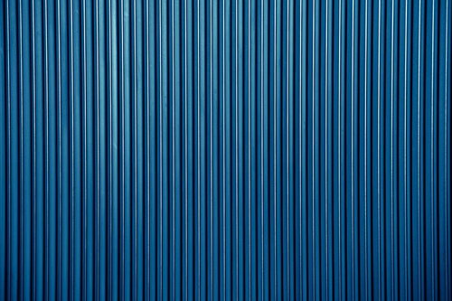 深い青色に統一された青いトタン板のテクスチャー