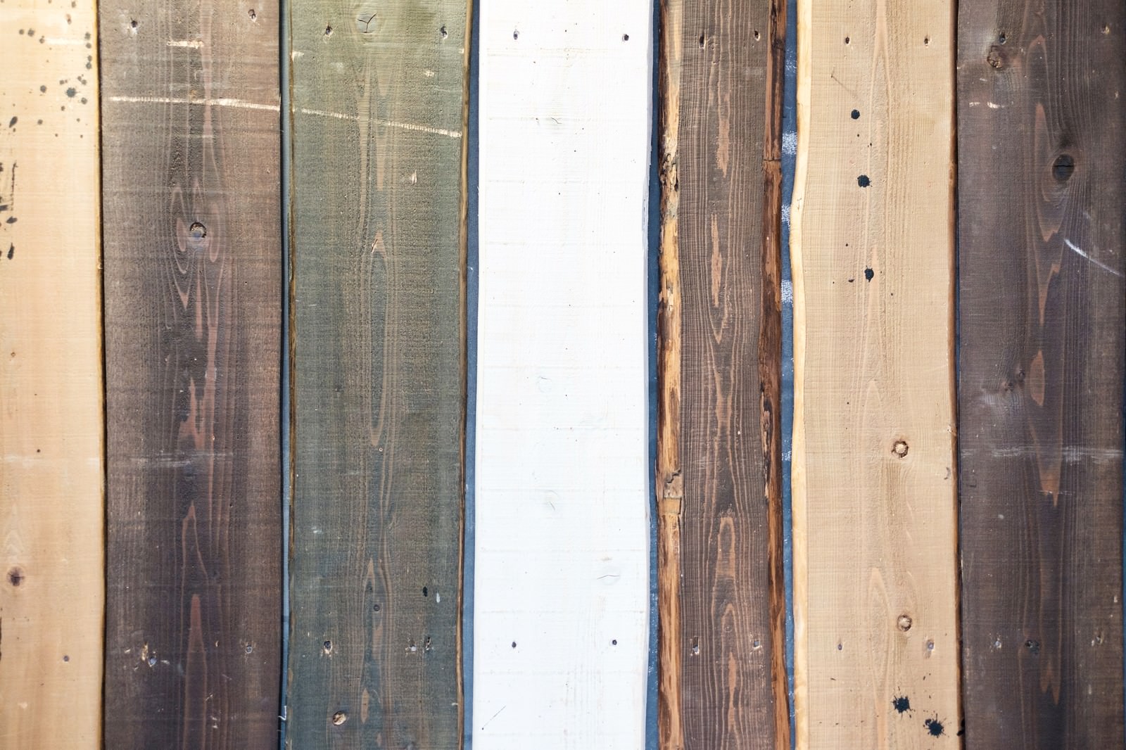 色の違う木の板が縦に並ぶテクスチャー