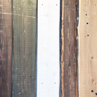 濃淡のある木の板と隙間を活かしたテクスチャーの写真