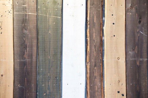 濃淡のある木の板と隙間を活かしたテクスチャー