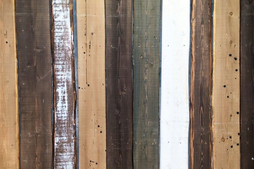 色が異なる木製の柵のテクスチャーと木目の経年風化