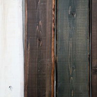 ライトブラウンからダークブラウンまで色が異なる木の板のテクスチャーの写真