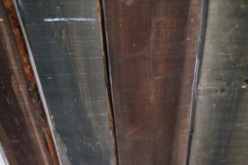 暗い色の木目の板が並ぶ木製フェンスのテクスチャー