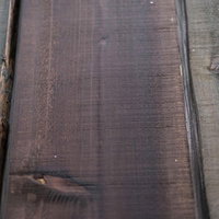 風雨の濃淡が刻まれた木の柵の木目テクスチャーの写真