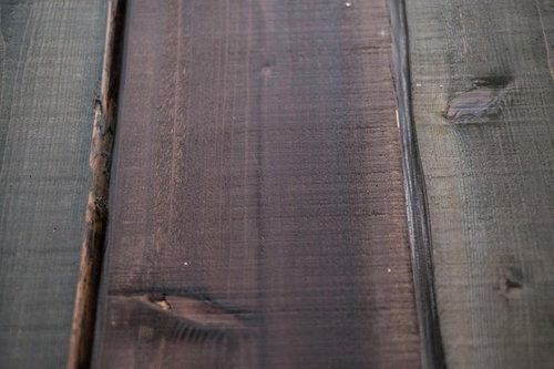 風雨の濃淡が刻まれた木の柵の木目テクスチャー