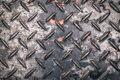 塗装が剝げた金属の足場板のテクスチャー表面