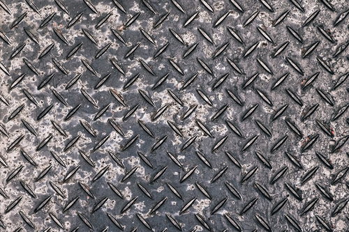 腐食した金属の足場板テクスチャー、錆と汚れが付着した工業用デッキプレート