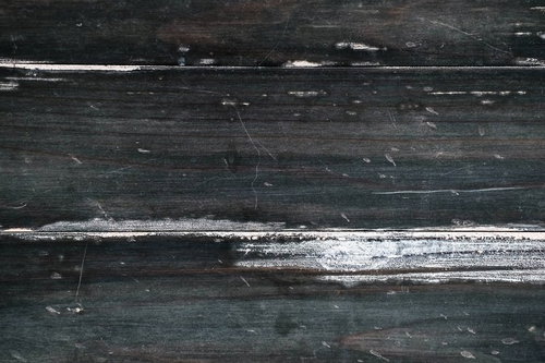 黒い木板の経年劣化を捉えたテクスチャー