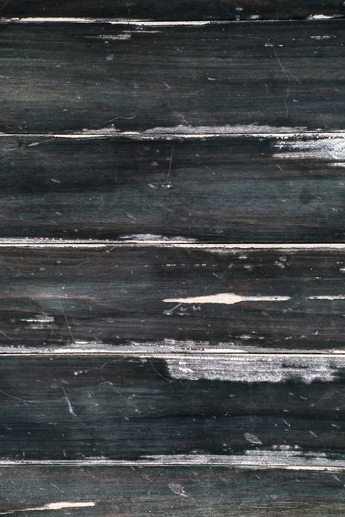 白く褪せたストライプが走る色あせた板のテクスチャー背景